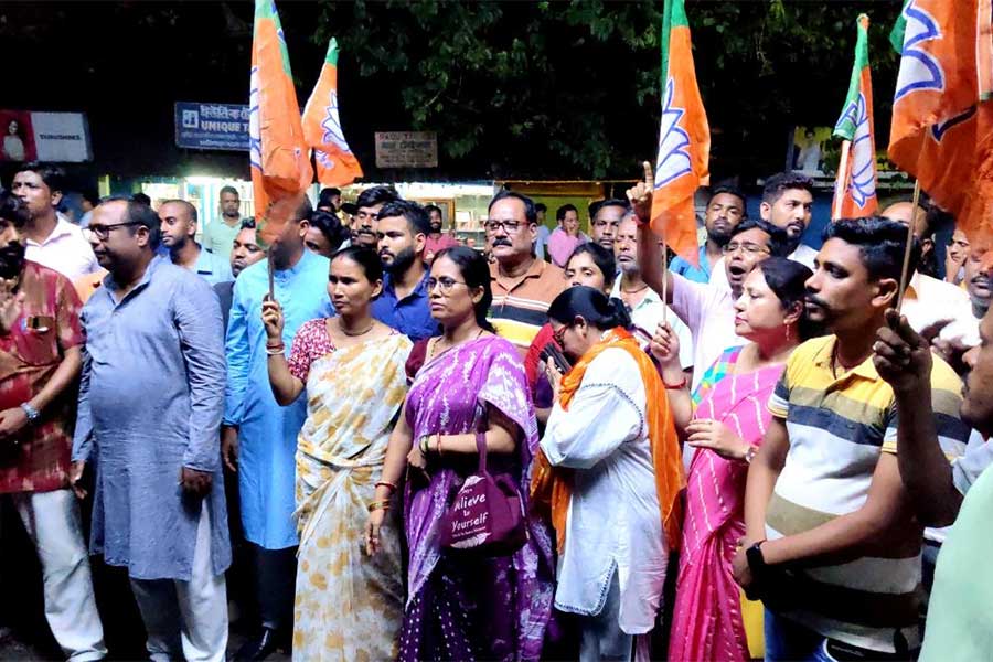 ছাত্রী খুনের ঘটনায় মাটিগাড়া থানার বাইরে বিক্ষোভ বিজেপির।