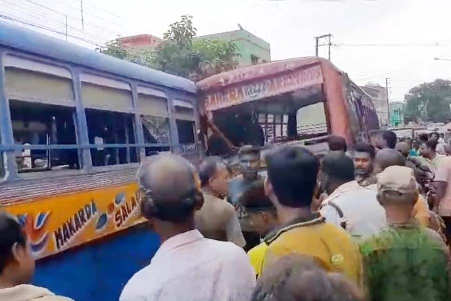 Many injured due to an accidenbt at Howrah