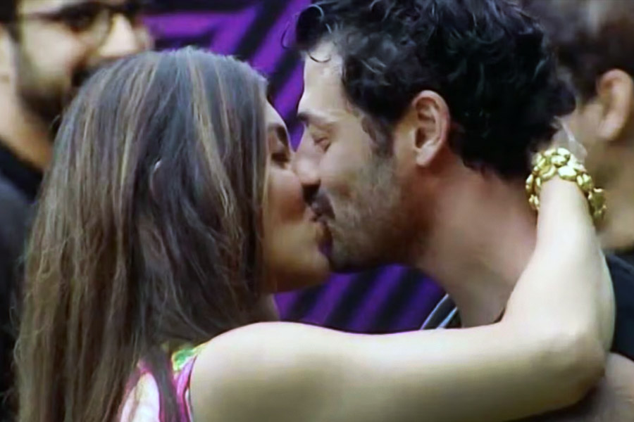 দুবাইয়ের মডেল জাড হাদিদের সঙ্গে মডেল-অভিনেত্রী আকাঙ্ক্ষা পুরীর চুম্বনদৃশ্য নিয়ে বিতর্ক কম হয়নি। তবে জাড এবং আকাঙ্ক্ষা দু’জনেই যে একে অপরের সঙ্গে সম্পর্কে নেই সে বিষয়ে স্পষ্ট জানিয়ে দিয়েছিলেন দুই প্রতিযোগী।