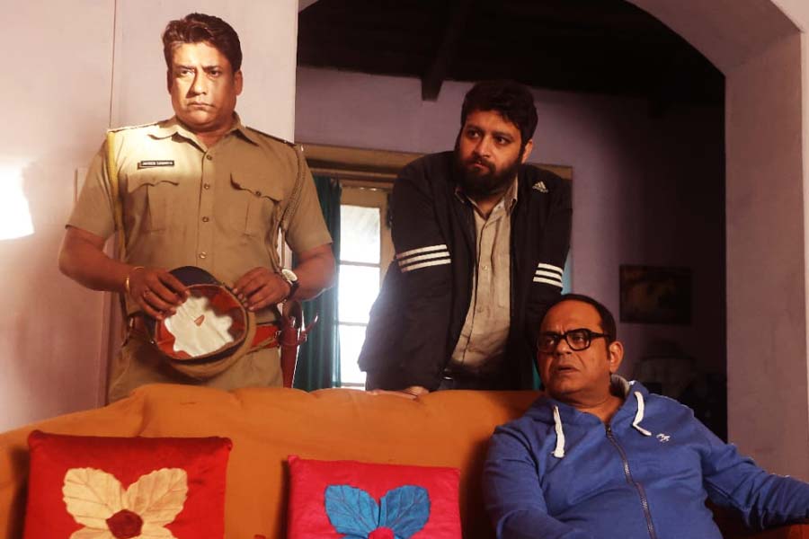 ‘ক্যাফে ওয়াল’ ছবির একটি দৃশ্য়ে (বাঁ দিক থেকে) দেবরাজ, সমদর্শী এবং রজতাভ।