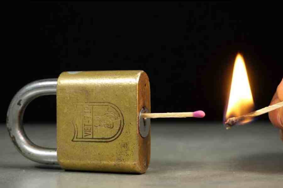Know the trick to open a lock without its key using matches