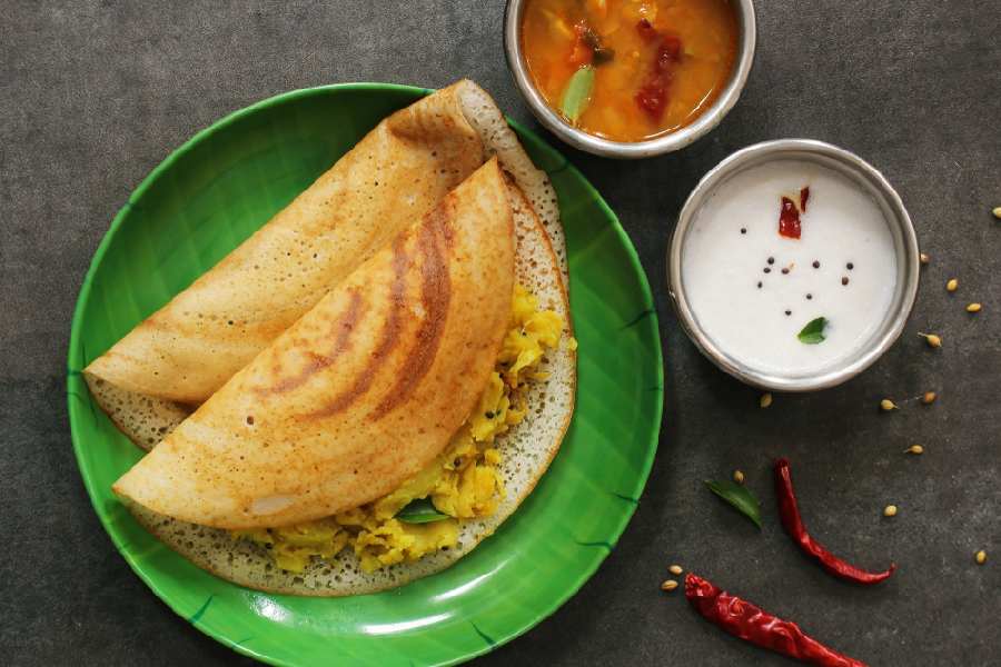 পুষ্টিবিদেরা বলেন, সকালের জলখাবারে দোসার মতো দক্ষিণী খাবার খাওয়া স্বাস্থ্যকর। 