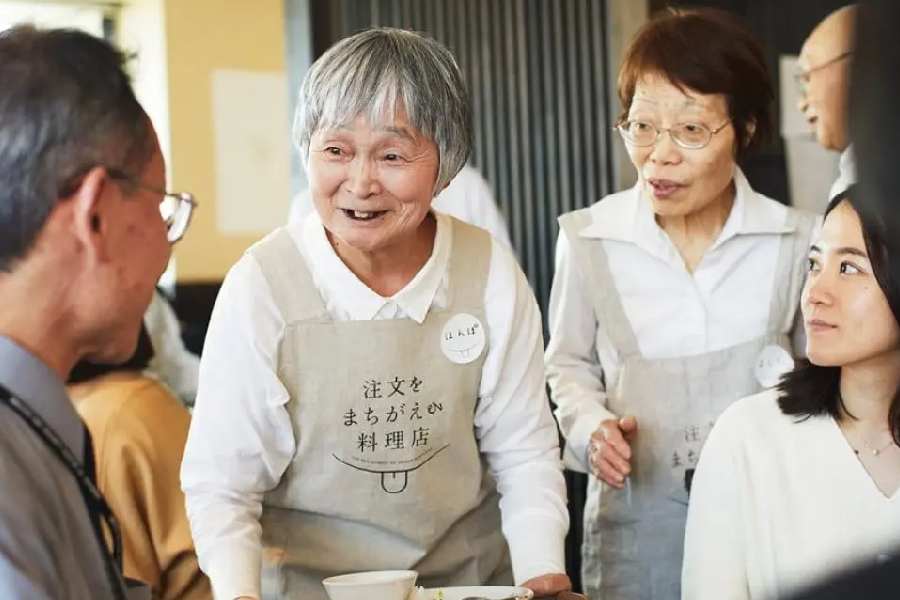 টোকিওর ‘শিরো আগুনি’ নামক রেস্তরাঁটিতে কর্মরত অধিকাংশ কর্মীই ডিমেনশিয়ায় আক্রান্ত।