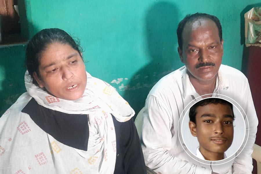 আসিফ ও আসিফের পরিবার।