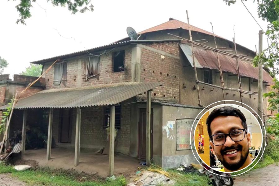 সৌরভ ও সৌরভের বাড়ি।