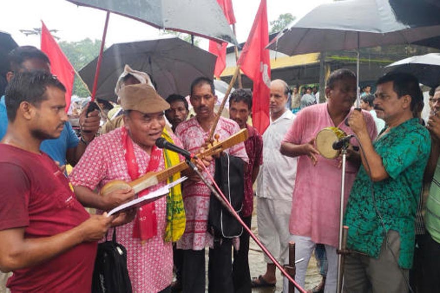 ধূপগুড়ি উপ নির্বাচনের বেশী দেরি নেই বৃষ্টিতে ছাতা নিয়ে রেগুলেটেট বাজারে গান ভোটের প্রচার সি পি আই এম প্রার্থী।