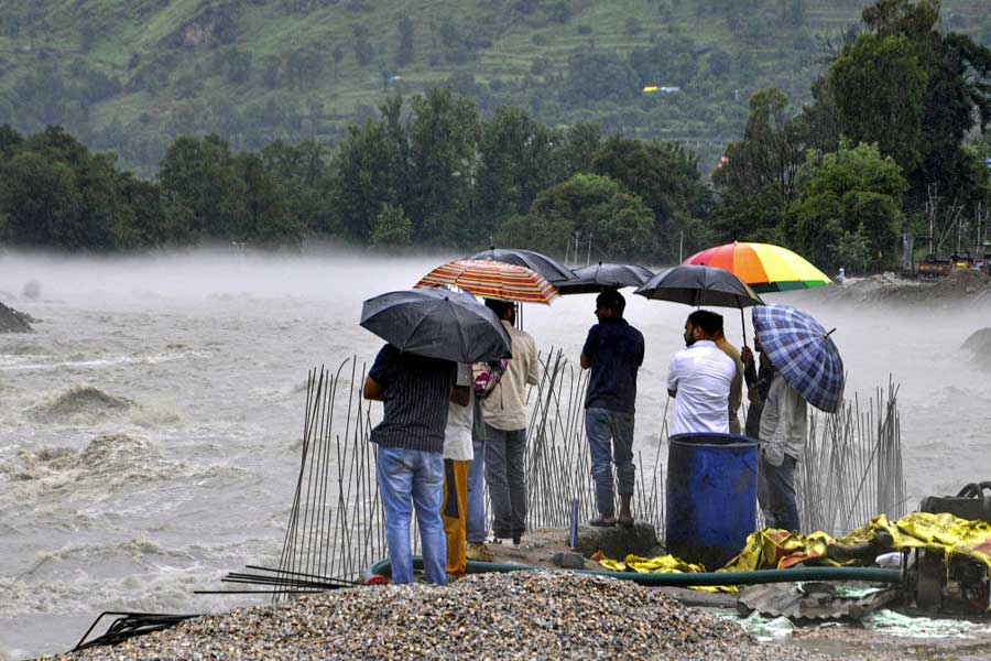 Landslides, cloudburst as rain batters Himachal, Uttarakhand on red alert also