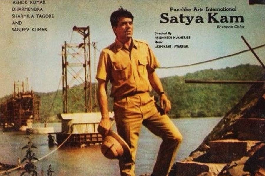 Dharmendra in Satya Kam movie