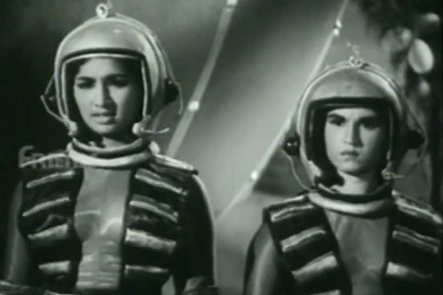 ‘চাঁদ পর চড়াই’ ছবির মূল চিত্রনাট্য বোনা হয়েছে চাঁদের উদ্দেশে পাড়ি দেওয়া এক মহাকাশযান এবং দুই মহাকাশচারীর গল্পের উপর ভিত্তি করে। 