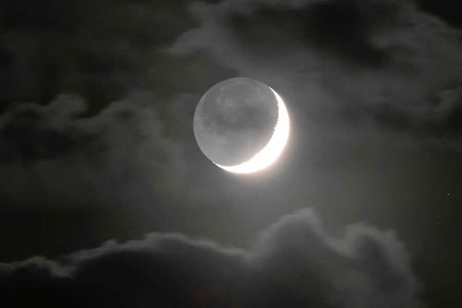 কল্পবিজ্ঞান ঘরানার ‘চাঁদ পর চড়াই’ ছবিতে দেখানো হয়েছে, আনন্দ এবং তার সহ-মহাকাশচারী ভগু মহাকাশযানের মাধ্যমে চাঁদের মাটিতে নামে।