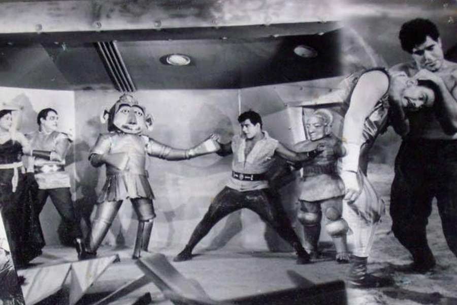 চাঁদের মাটি স্পর্শ করার কয়েক মুহূর্তের মধ্যে নানা রকম বিপদের সম্মুখীন হয় আনন্দ এবং ভগু। ভিন্‌গ্রহীদের পাশাপাশি রোবটের সঙ্গেও সংঘর্ষ হয় তাদের।