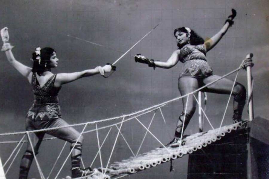 দারার পাশাপাশি ‘চাঁদ পর চড়াই’ ছবিতে অভিনয় করেছিলেন আনওয়ার হুসেন এবং বলি অভিনেত্রী পদ্মা খন্না। বলিপাড়ার একাংশের দাবি, সময়ের চেয়ে অনেকটাই এগিয়ে ছিল ওই ছবি।