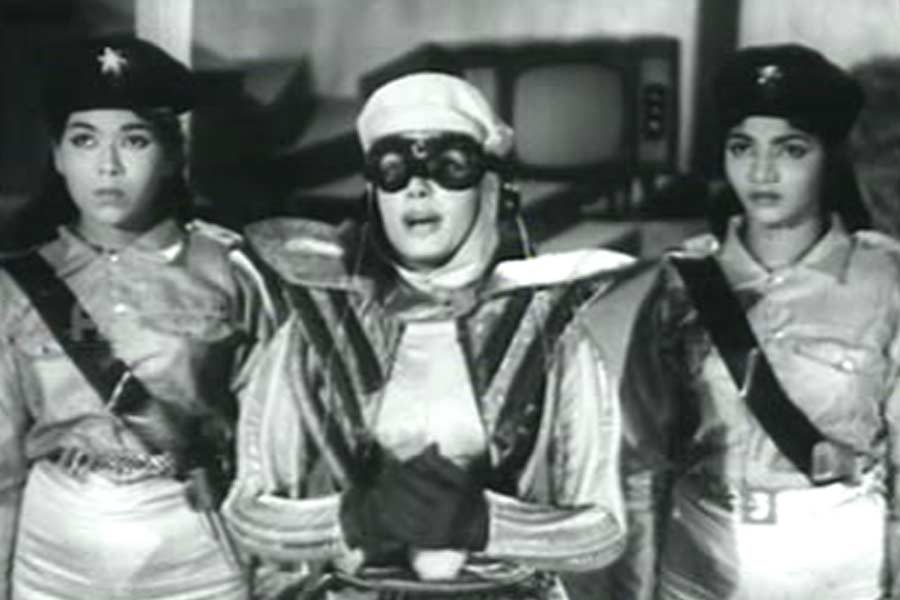 ষাটের দশকে মুক্তি পেয়েছিল ‘চাঁদ পর চড়াই’। সেই সময় ইন্টারনেট আবিষ্কারই হয়নি। অথচ ছবিতে তৎকালীন সময়ের চেয়ে বহু উন্নত প্রযুক্তি দেখানো হয়েছে।