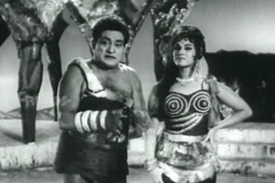 ‘চাঁদ পর চড়াই’ ছবিতে সিমি নামের এক চরিত্রকে ভিডিয়ো কল প্রযুক্তি ব্যবহার করে কথা বলতে দেখা গিয়েছে। শুধু তাই নয়, তা দেখার জন্য বাক্সের মতো আকারের একটি জিনিসেরও ব্যবহার দেখানো হয় এই ছবিতে। ‘গুগ্‌ল গ্লাস’ ব্যবহার করে আমরা যে ধরনের সুবিধা পেয়ে থাকি, বাক্সের মতো জিনিসটিও সেই একই রকম ভাবে কাজ করছিল।