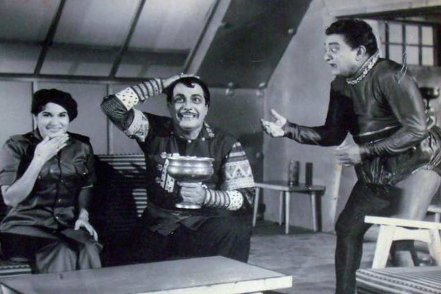 পাঁচ দশক আগে মুক্তি পাওয়া ‘চাঁদ পর চড়াই’ ছবিতে দেখানো হয়েছে ইমেল প্রযুক্তির ব্যবহার। অথচ ইন্টারনেট এসেছে তার বহু বছর পর।