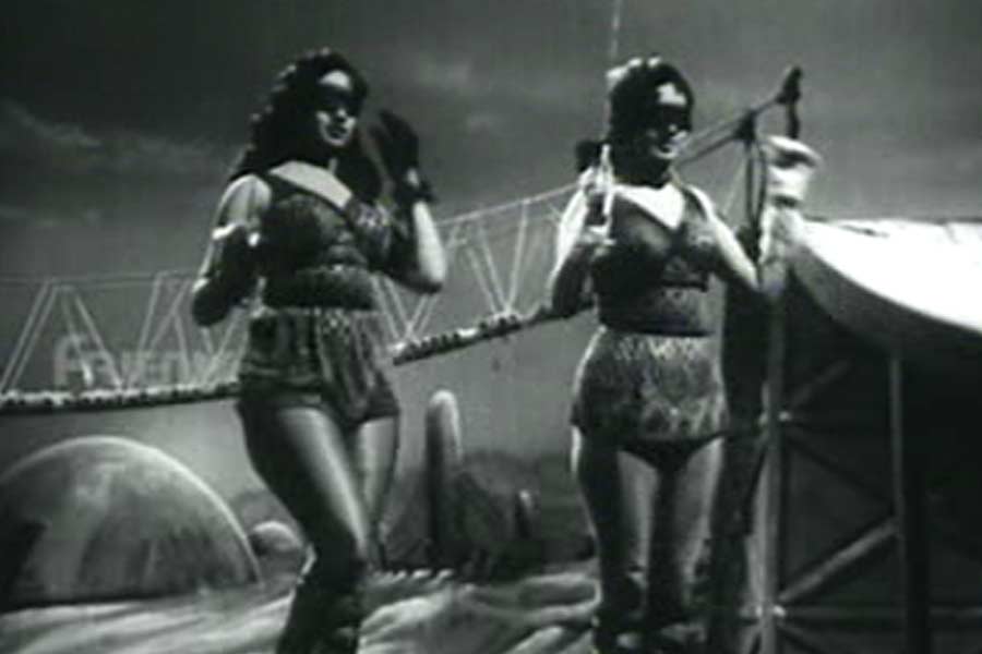 টিপি সুন্দরমের পরিচালনায় মুক্তি পেয়েছিল ‘চাঁদ পর চড়াই’ ছবিটি। এই ছবির প্রযোজনার দায়িত্বেও ছিলেন তিনি।