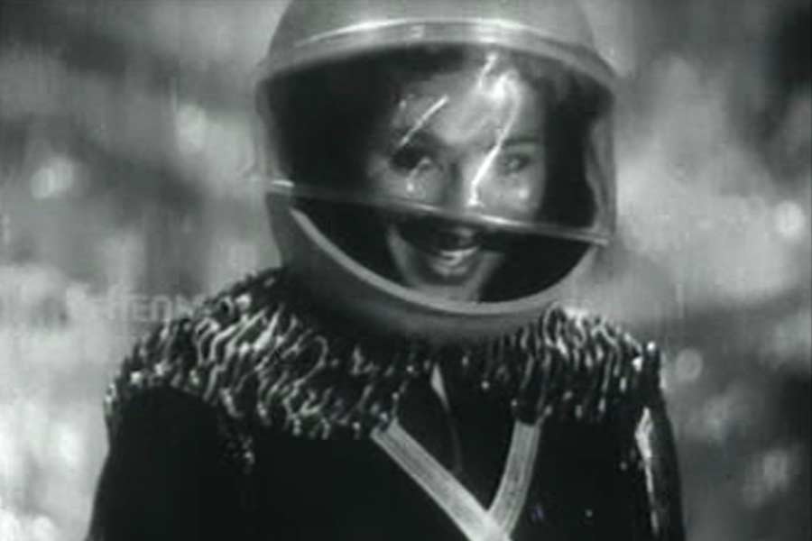 বলিপাড়ার অন্দরমহল সূত্রে খবর, ‘চাঁদ পর চড়াই’ ছবির চিত্রনাট্যকারের দায়িত্বে ছিলেন বালকৃষ্ণ মঞ্জ। 