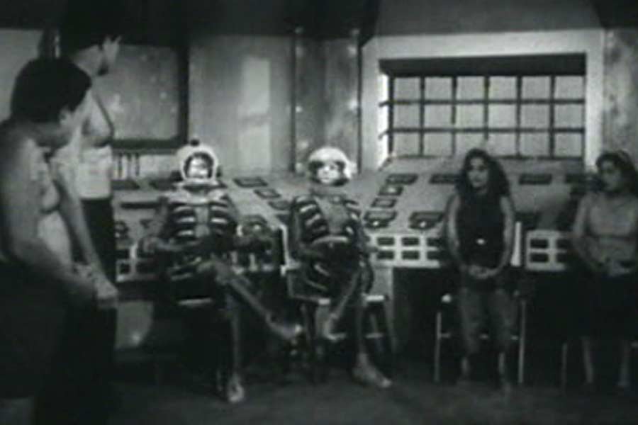 হিন্দির পাশাপাশি ইংরেজি ভাষাতেও মুক্তি পেয়েছিল ‘চাঁদ পর চড়াই’। তবে অন্য নামে। ‘ট্রিপ টু মুন’ নামে মুক্তি পেয়েছিল সেই ছবি।