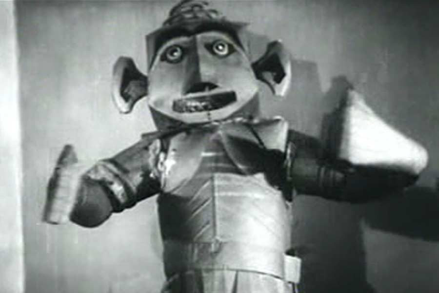 ‘চাঁদ পর চড়াই’ ছবিটি চন্দ্রযানের কাহিনির উপর নির্মিত বলিউডের সর্বপ্রথম ছবি। বক্স অফিসে থেকে চুটিয়ে উপার্জন না করলেও এই ছবি মাঝারি ব্যবসা করেছিল।