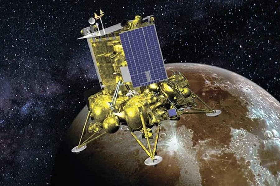 গত রবিবার চাঁদের দক্ষিণ মেরুতে মহাকাশযান নামাতে গিয়ে ব্যর্থ হয়েছে রাশিয়া। চাঁদের মাটিতে ভেঙে পড়ে লুনা-২৫। তবে ভারতের চন্দ্রাভিযানের সাফল্য নিয়ে আশাবাদী ইসরোর বিজ্ঞানী থেকে গোটা দেশবাসী।