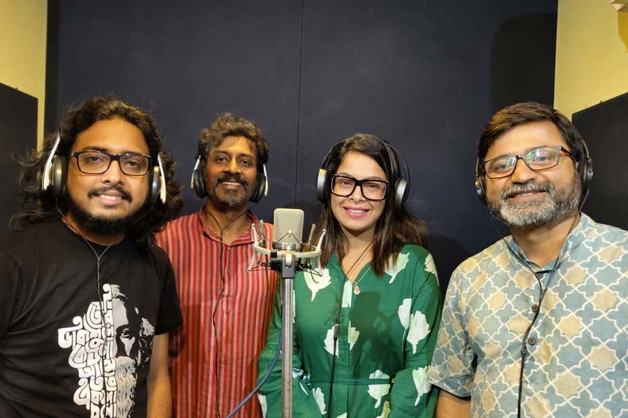 গান রেকর্ডিংয়ের ফাঁকে ‘দোহার’-এর সদস্যদের সঙ্গে ইমন।