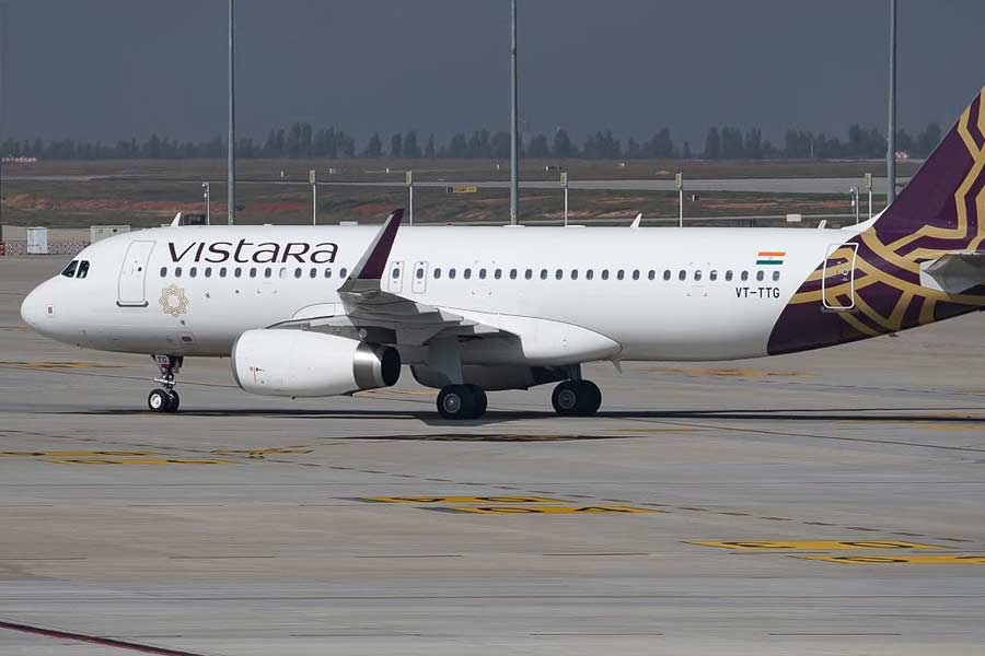2 planes of Vistara Airlines 1800 meters apart, alert woman pilot saves over 300 lives in Delhi Airport