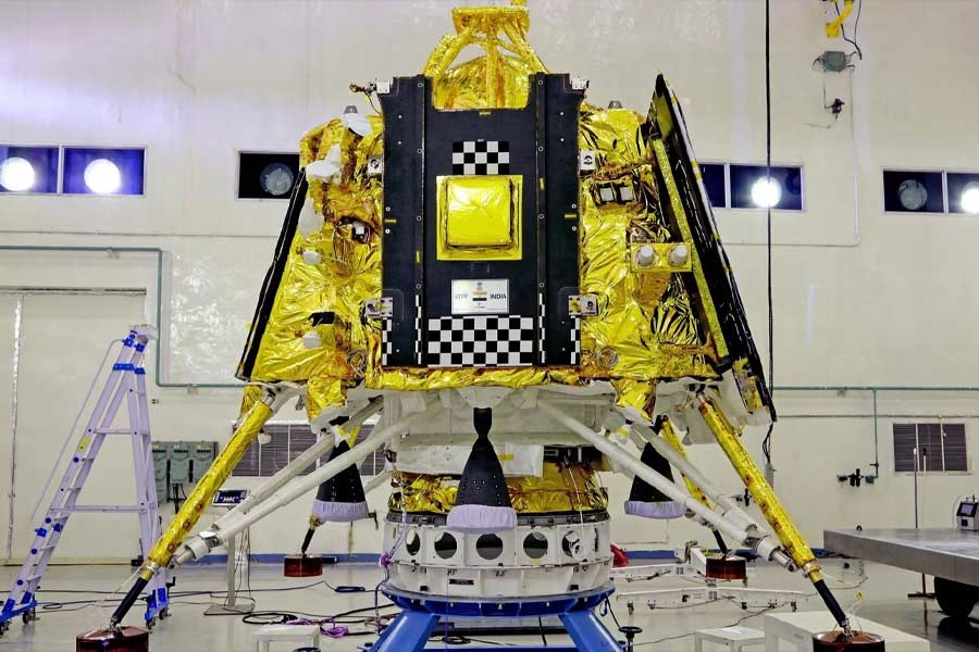 রাষ্ট্রায়ত্ত সংস্থা ভেল চন্দ্রযানের অত্যাধুনিক ব্যাটারির জোগান দিয়েছে। ভেলের গবেষণা সংক্রান্ত শাখা ওয়েল্ডিং রিসার্চ ইনস্টিটিউট দু’টি ধাতু দিয়ে নির্মিত বিশেষ অ্যাডাপটারের জোগান দিয়েছে। ফলে অতি শীতল আবহাওয়াতেও চন্দ্রযানের জ্বালানি জমাট বাঁধেনি।