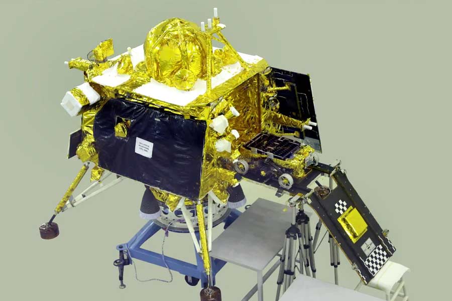 এ ছাড়াও হ্যাল চন্দ্রযানের একাধিক ছোট-বড় যন্ত্রপাতির জোগান দিয়েছে। উল্লেখ্য যে, রাষ্ট্রায়ত্ত সংস্থা নিউ স্পেস ইন্ডিয়া লিমিটেডের তরফে হ্যাল এবং এল অ্যান্ট টি যৌথ ভাবে পাঁচটি স্যাটেলাইট তৈরির বরাত পেয়েছে।