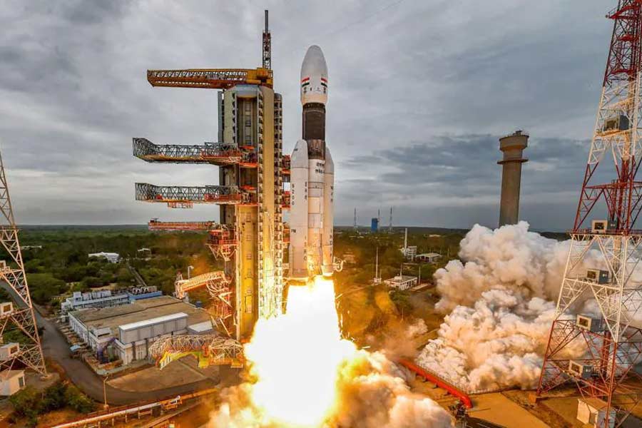 ‘হাতে চাঁদ’ পাওয়াতেই সব শেষ নয়, আগামী দিনেও মহাকাশ অভিযানে একাধিক পরিকল্পনা রয়েছে ইসরোর। সূর্য সম্পর্কে বিস্তারিত জানতে ‘আদিত্য’কে পাঠাচ্ছে তারা। এই অভিযানের প্রস্তাবিত খরচমূল্য ৩৭৮ কোটি টাকা।