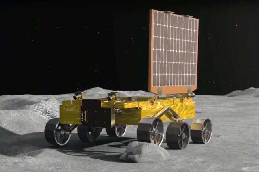 বুধবার সন্ধ্যায় চাঁদের মাটিতে নামবে ল্যান্ডার বিক্রম। বিক্রমের পেট থেকে ছ’টি চাকায় ভর করে নেমে আসবে রোভার প্রজ্ঞান। চাঁদের মাটি থেকে তথ্য সংগ্রহ করে ল্যান্ডার মারফত পৃথিবীতে বার্তা পাঠাবে প্রজ্ঞান।