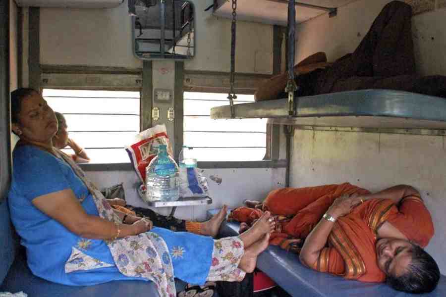 Know the sleeping rules in express trains of Indian Railways