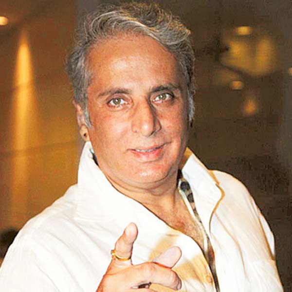 হিন্দি ফিল্মজগতে কপূর পরিবার নিজের জায়গা করে নিলেও পড়াশোনার দিক দিয়ে অনেকটাই পিছিয়ে রয়েছে তারা। পৃথ্বীরাজ কপূর থেকে রাজ কপূর, শম্মি কপূর, শশী কপূর, রণধীর কপূর, ঋষি কপূর, রণবীর কপূরের মতো কপূর পরিবারের পুত্ররা কেউ স্কুলের গণ্ডি পার করেননি। সেই নজির ভাঙলেন শম্মির পুত্র আদিত্যরাজ কপূর।