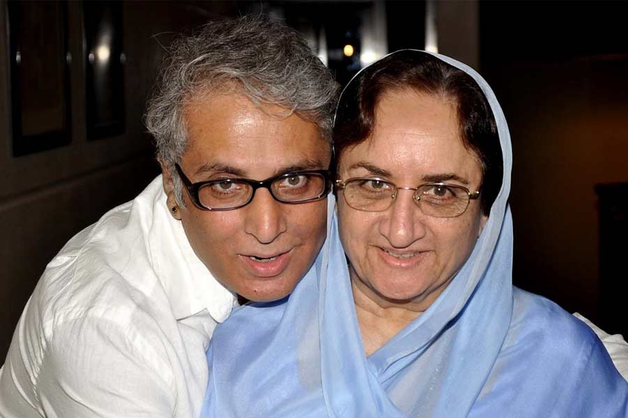 সত্তরের দশকে স্কুলের পড়াশোনা শেষ করে কাকা রাজ কপূরের সঙ্গে হিন্দি ছবির দুনিয়ায় নেমে পড়েন আদিত্যরাজ। সহ-পরিচালনার মাধ্যমে বলিপাড়ায় হাতেখড়ি করেন তিনি।