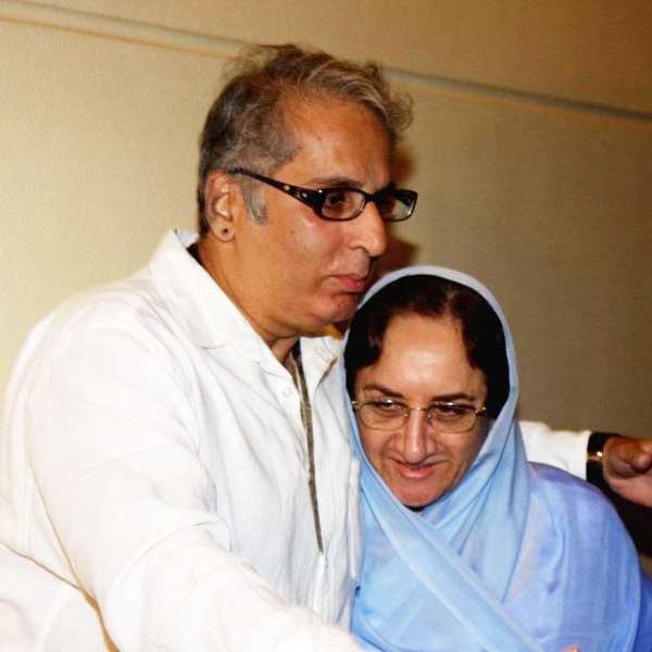 মুম্বই এবং দিল্লিতে বিনোদন পার্কও রয়েছে আদিত্যরাজের সংস্থার। ৬১ বছর বয়স থেকে আবার স্নাতক স্তরের পড়াশোনা শুরু করেন তিনি। মুম্বই থেকে গোয়ায় চলে যান তিনি। সেখানে গিয়ে কলেজের পড়াশোনা শুরু করেন তিনি।