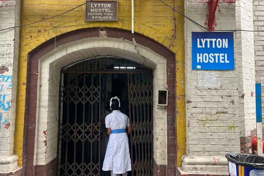 Mysterious death of a Nursing student in a hostel of SSKM Hospital, Police found dead body