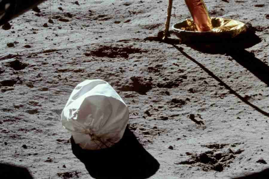 What are the trashes, that can be found in Moon surface 