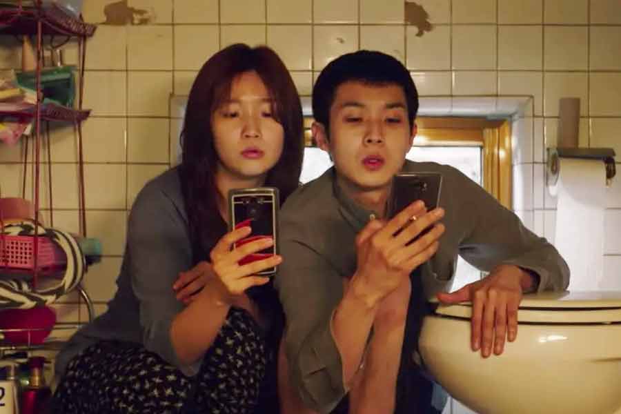 ২০১৯ সালের ২১ মে কান চলচ্চিত্র উৎসবে ‘প্যারাসাইট’ ছবিটি দেখানো হয়। তার ন’দিন পর দক্ষিণ কোরিয়ার প্রেক্ষাগৃহে মুক্তি পায় ছবিটি।