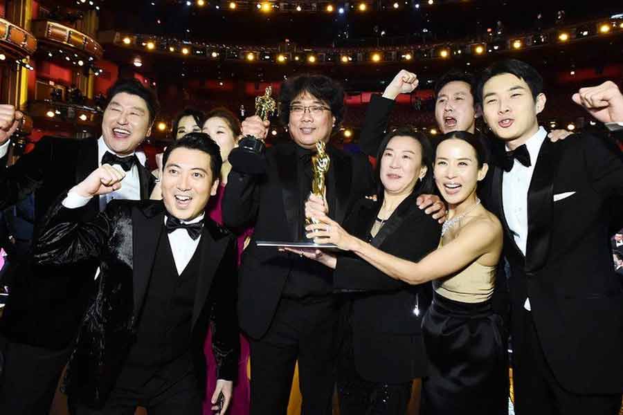 থ্রিলারধর্মী ‘প্যারাসাইট’ ছবির সঙ্গে জুড়ে রয়েছে দুই পরিবারের গল্প, সমাজের বিত্তশালী সম্প্রদায়ের রূপের পাশাপাশি আরও অনেক কিছু। বক্স অফিসে চুটিয়ে ব্যবসা করার পাশাপাশি বিভিন্ন চলচ্চিত্র উৎসবে এই ছবি প্রচুর প্রশংসাও পায়। এমনকি, অস্কারের মঞ্চেও পুরস্কৃত হয় ‘প্যারাসাইট’।