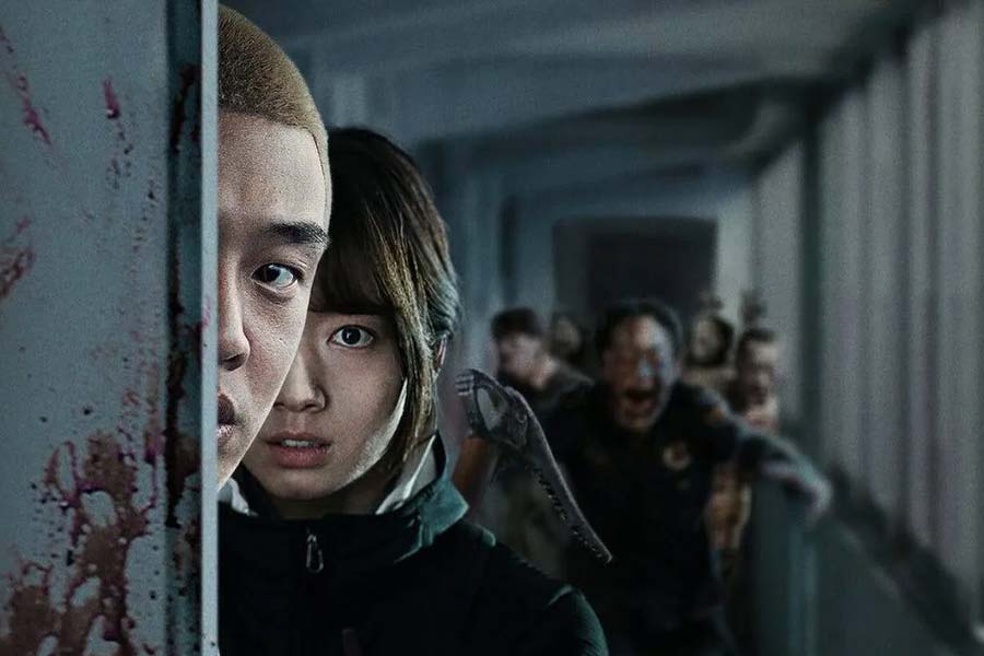 বড় পর্দায় ‘জ়ম্বি’র উপর ছবি রয়েছে প্রচুর। মানুষের শরীরে এক বার কামড় বসালেই শেষ। আবার মানবদেহই তাদের প্রিয় খাদ্য। ভারত থেকে শুরু করে আমেরিকার ছবিনির্মাতারা এই বিষয়ের উপর ছবি তৈরি করেছেন। তবে দক্ষিণ কোরিয়ার বানানো ছবি যেন অন্য সব ছবিকে টেক্কা দিয়ে বহু দূর এগিয়ে রয়েছে।