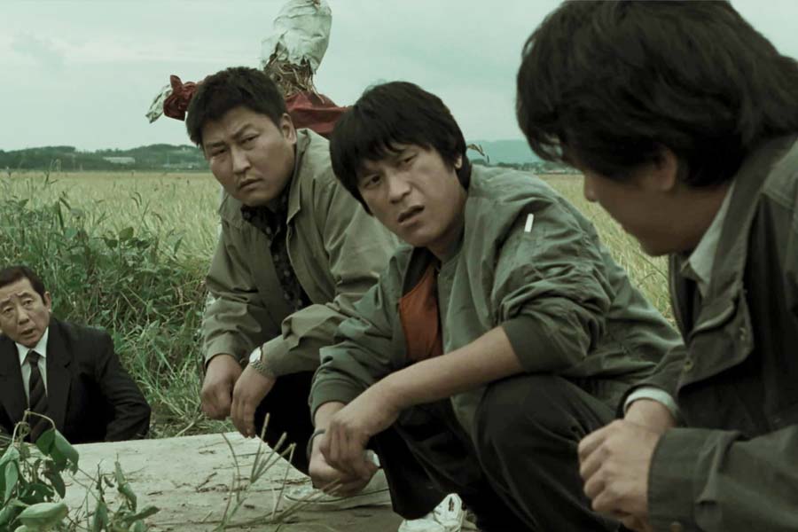 প্রথম সারির থ্রিলারধর্মী ছবির তালিকায় রয়েছে বং জুন-হু পরিচালিত আরও একটি ছবি ‘মেমোরিজ় অফ মার্ডার’। ২০০৩ সালে মুক্তি পেয়েছিল এই ছবি। থ্রিলারধর্মী এই ছবির পরত পরতে জড়িয়ে রয়েছে সাসপেন্স।