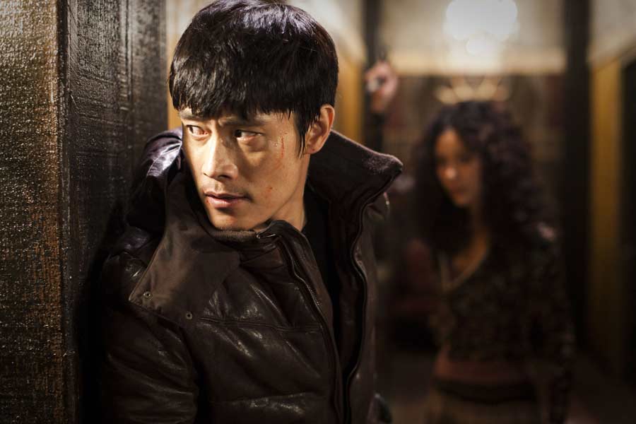 ২০১০ সালে দক্ষিণ কোরিয়ায় মুক্তি পায় ‘আই স দ্য ডেভিল’ ছবিটি। থ্রিলারধর্মী এই ছবিটি নিয়ে আলোচনা শুরু হয় প্রায় এক বছর পর। সানডেন্স চলচ্চিত্র উৎসবে ছবিটি দেখানো হলে তা দর্শকের নজর কাড়ে।