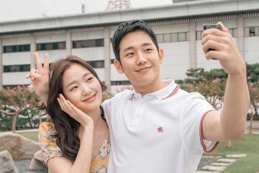 ২০১৯ সালের অগস্ট মাসে দক্ষিণ কোরিয়ার প্রেক্ষাগৃহে মুক্তি পায় ‘টিউন ইন ফর লভ’ নামে রোম্যান্টিক ছবি। এই ছবিতে রয়েছে ড্রামার ছড়াছড়ি। 