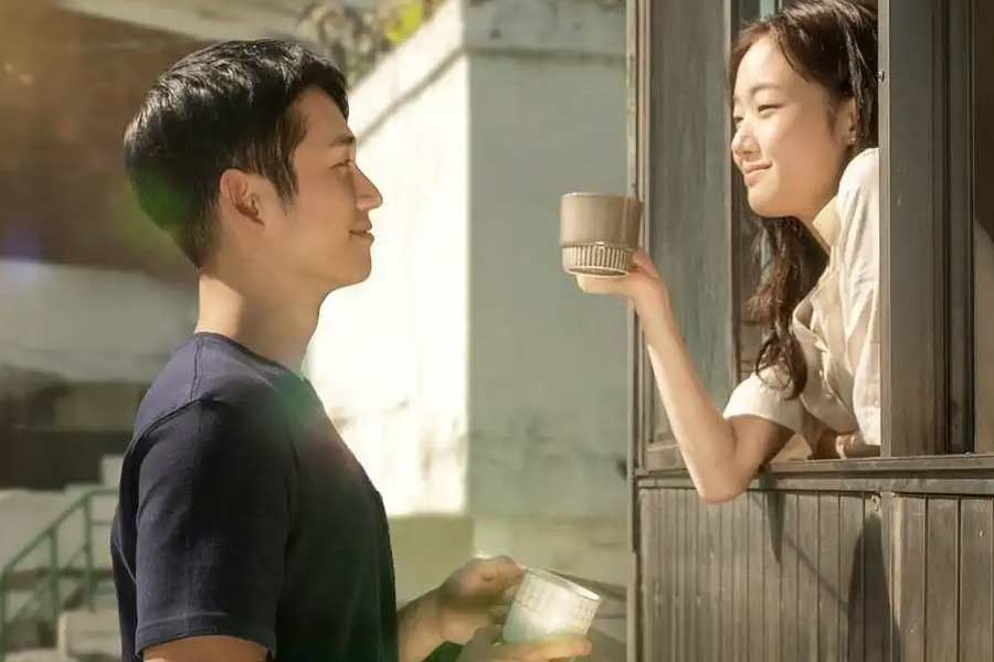 রোম্যান্স এবং ড্রামা এই দুই ঘরানার স্বাদ একেবারে সুদে-আসলে মিটিয়েছেন জুং জি-উ। থ্রিলারধর্মী না হলেও দক্ষিণ কোরিয়ার প্রথম সারির ছবির মধ্যে নাম লিখিয়ে ফেলেছে ‘টিউন ইন ফর লভ’।