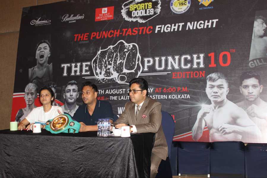 বিলাসবহুল হোটেলের ভিতর বক্সিং ম্যাচ উপভোগ করার সুযোগ শহরবাসীর কাছে এই প্রথম। 