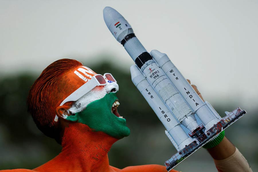 What problems did Apollo 11 mission crew faced in the moon