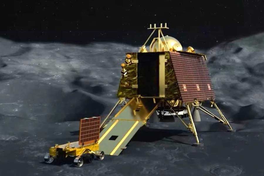 What problems did Apollo 11 mission crew faced in the moon 