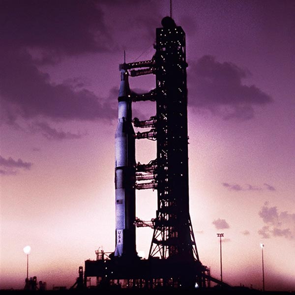 What problems did Apollo 11 mission crew faced in the moon 