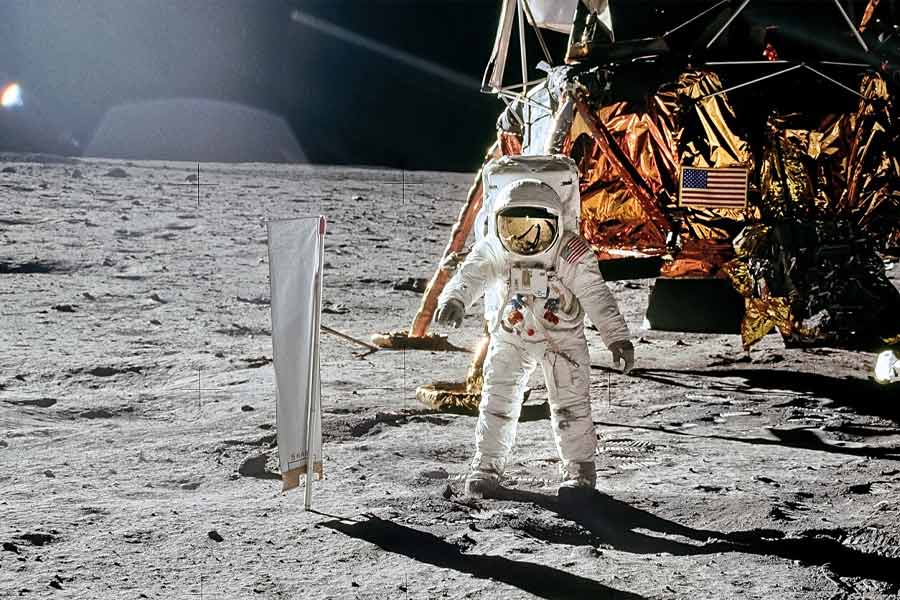 What problems did Apollo 11 mission crew faced in the moon 
