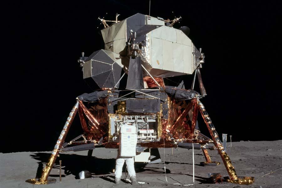 What problems did Apollo 11 mission crew faced in the moon 