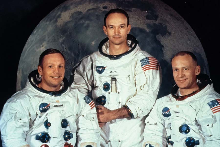 What problems did Apollo 11 mission crew faced in the moon 